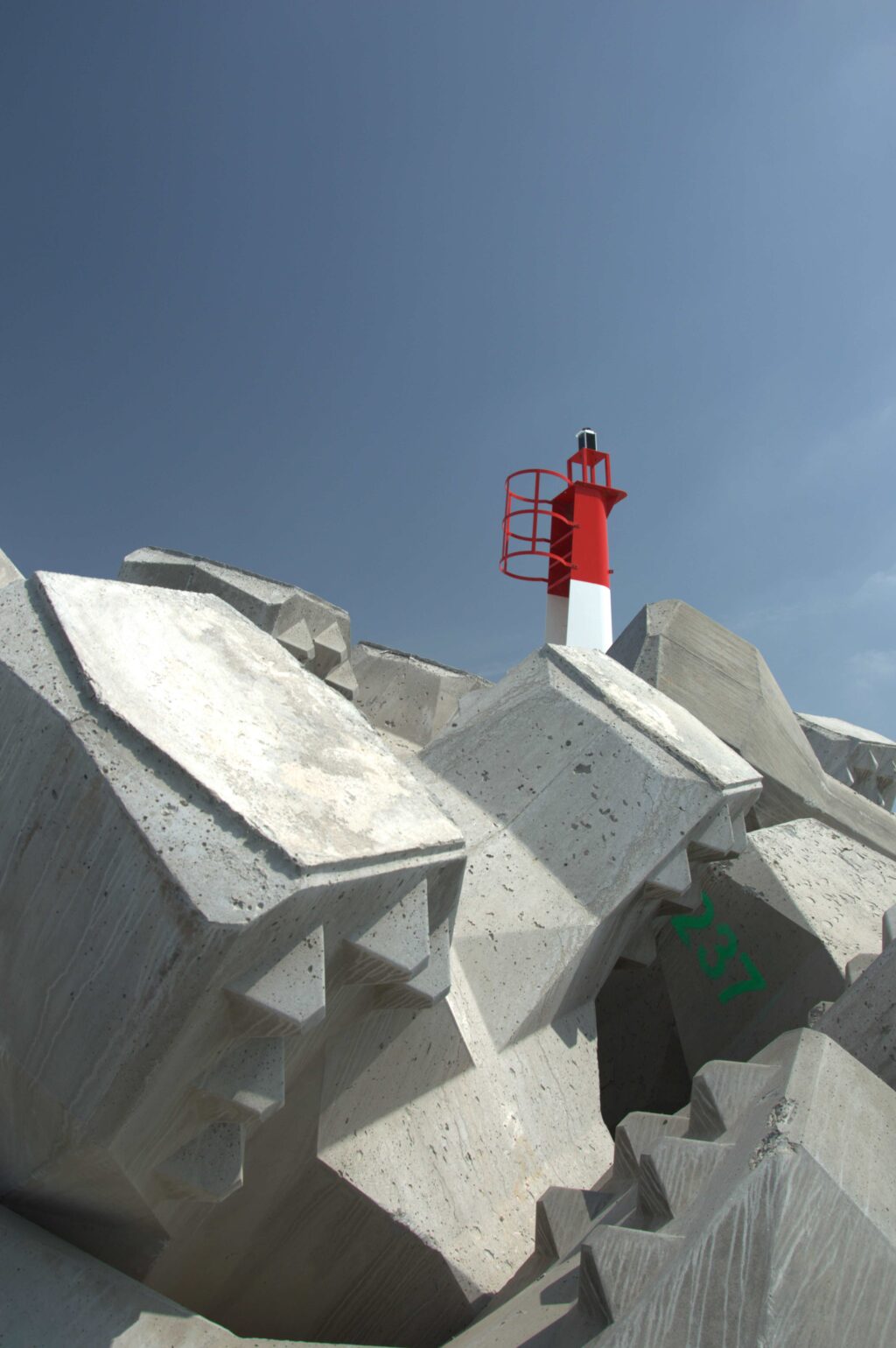 Un bloc de béton pèse 10 T